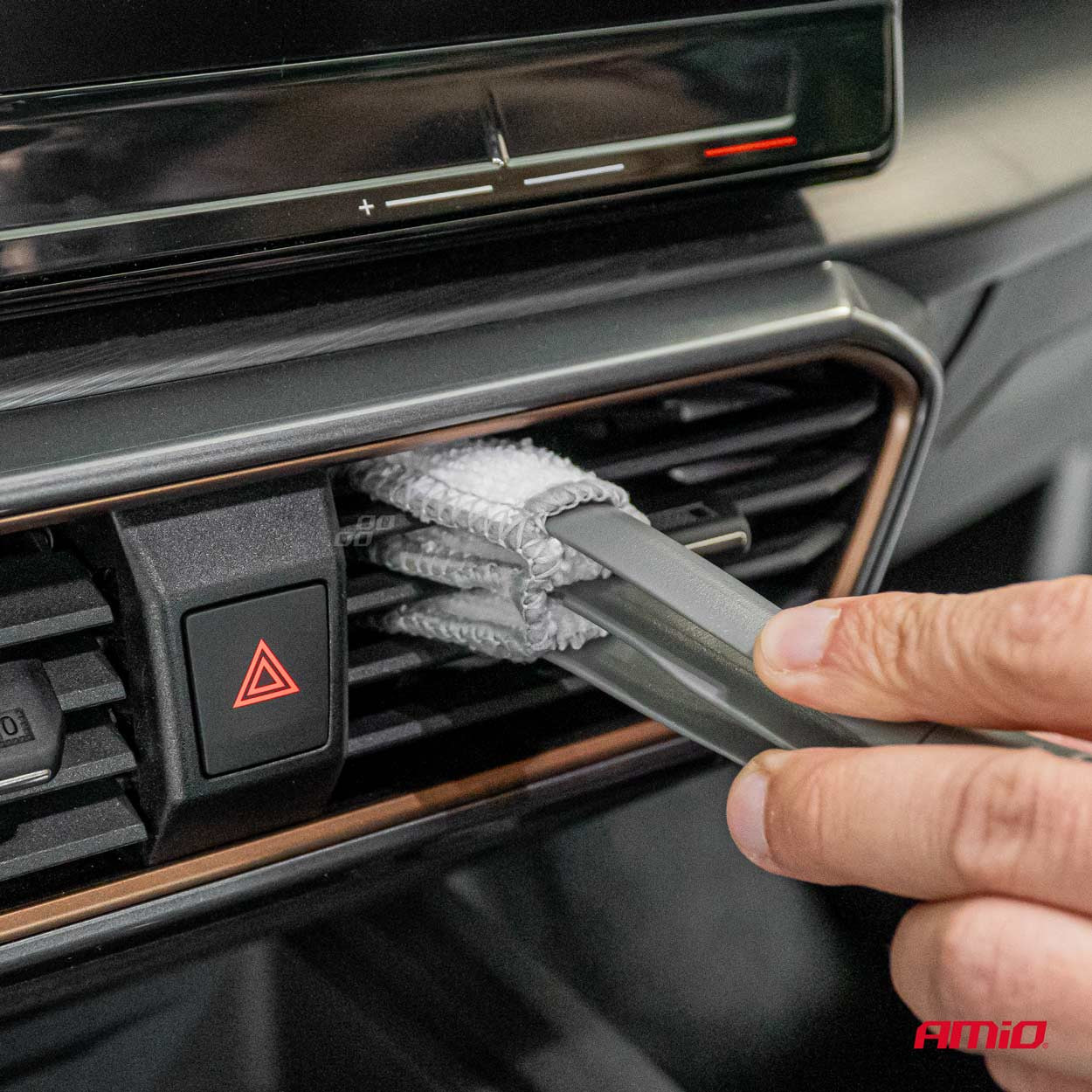 Četka za čišćenje ventilacijskih otvora u automobilu AMIO