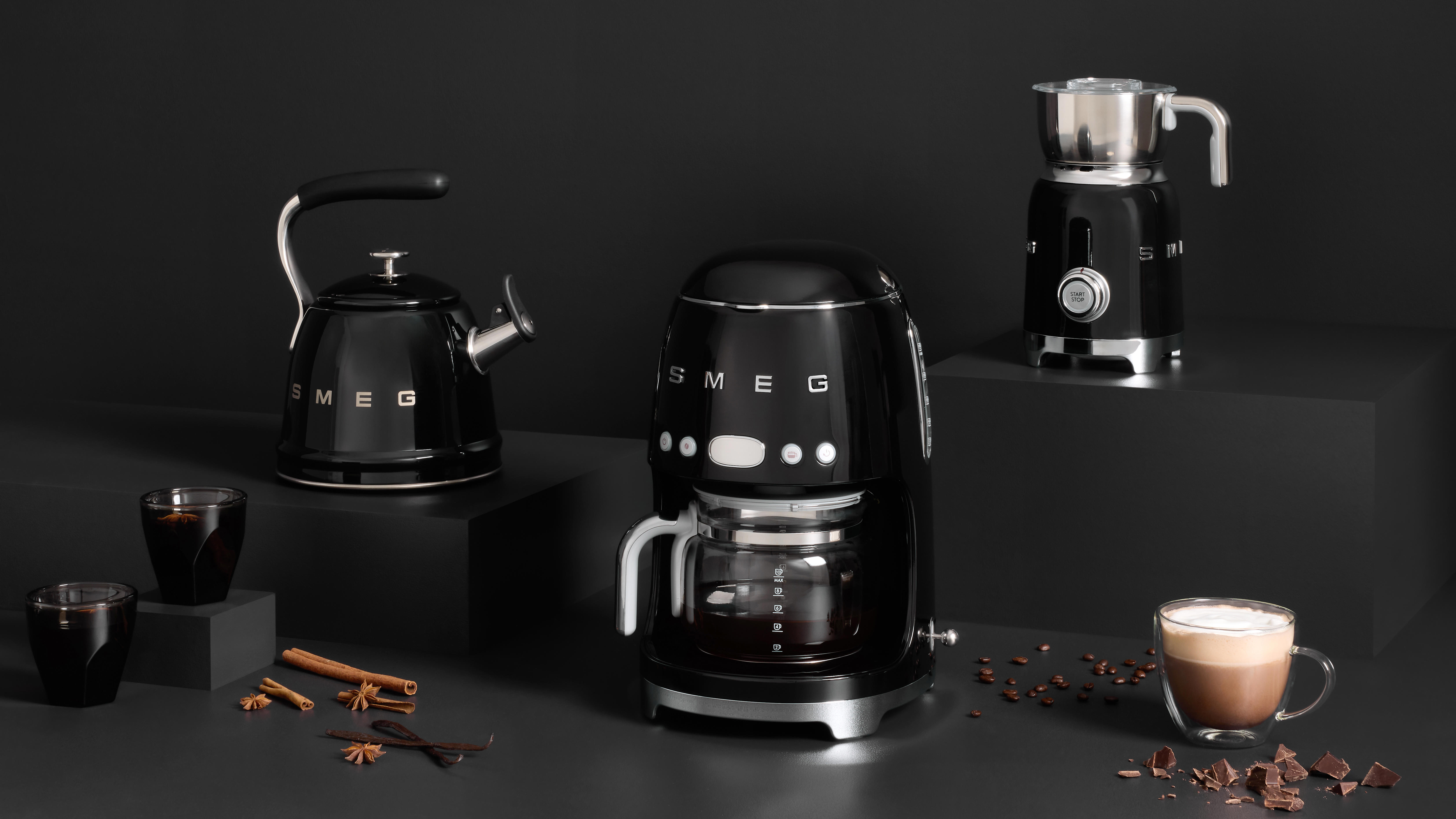 Čajnik SMEG CKLW2001BL