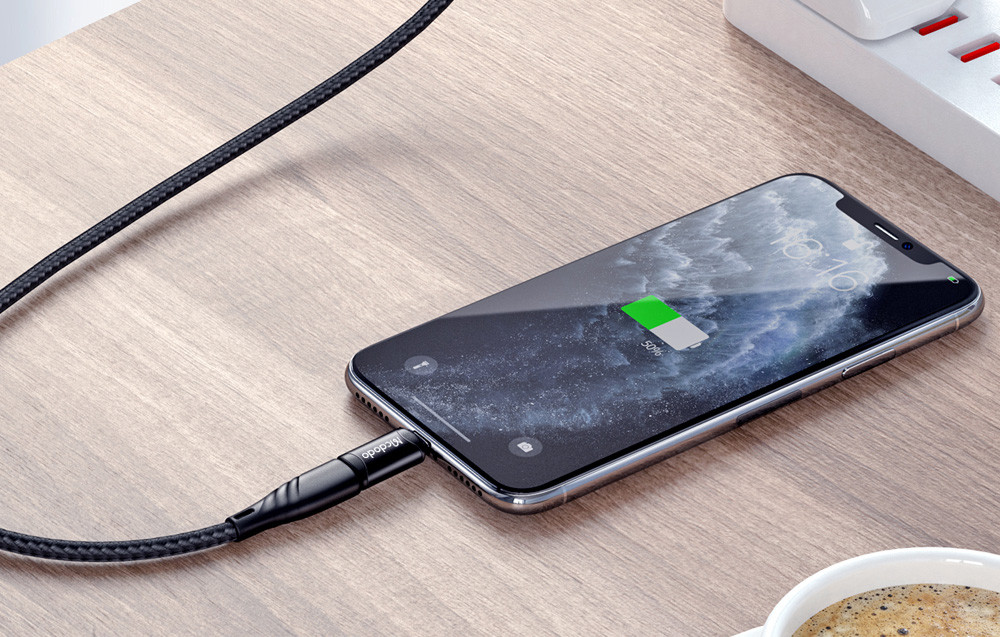 Adapter USB-C na Lightning MCDODO priključen na iPhone tokom punjenja