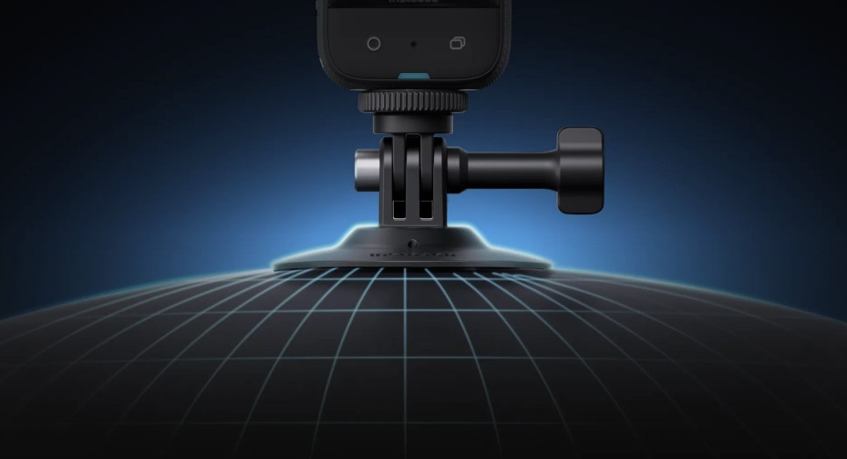 Oprema za motor za kameru INSTA360 montirana na zakrivljenu površinu pomoću ljepljive baze.