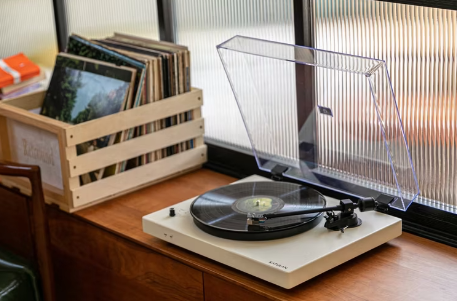 Retro gramofon sa poklopcem i integrisanim zvučnicima GM-080BT bijeli