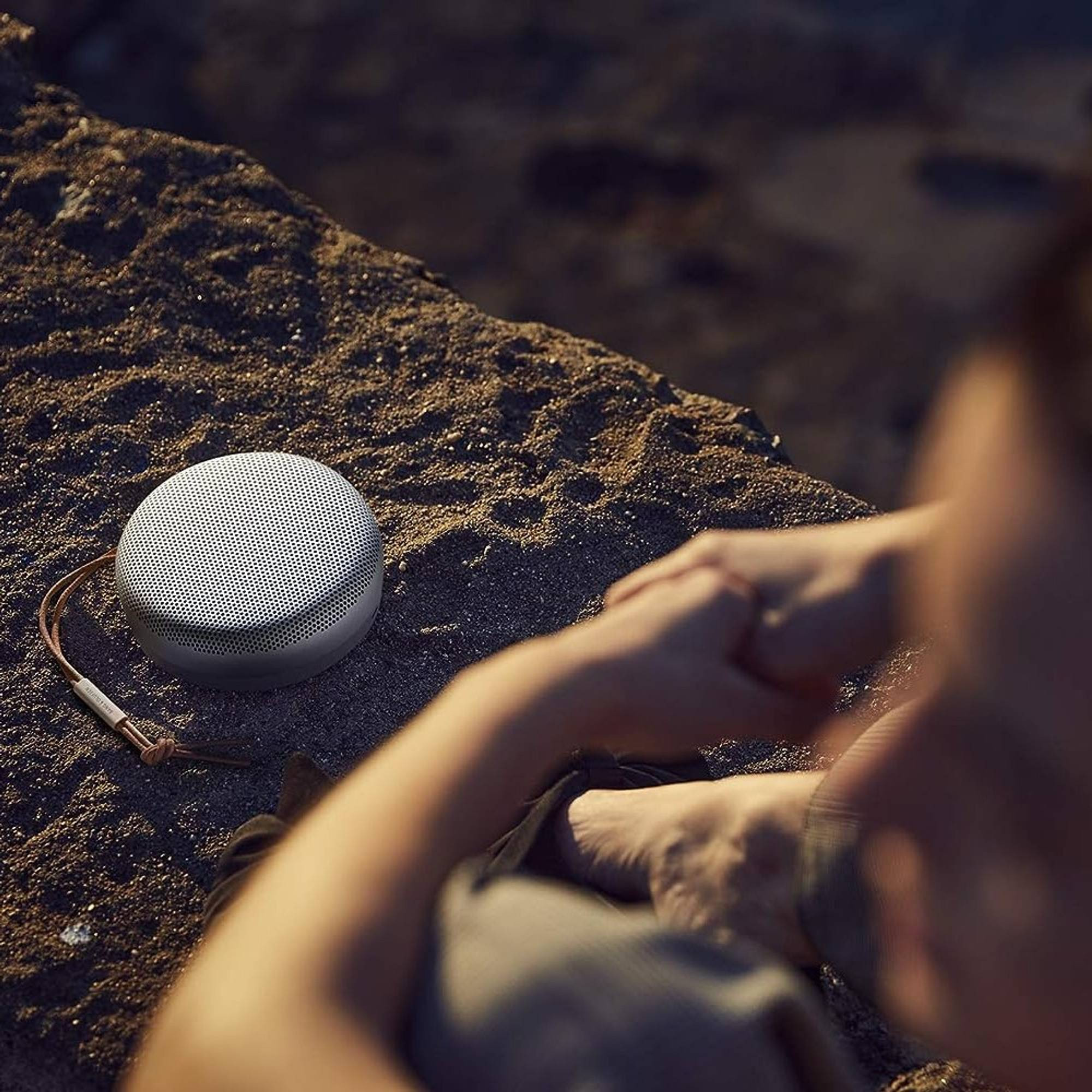 Zvučnik BANG OLUFSEN Beosound A1 2nd Gen Grey Mist