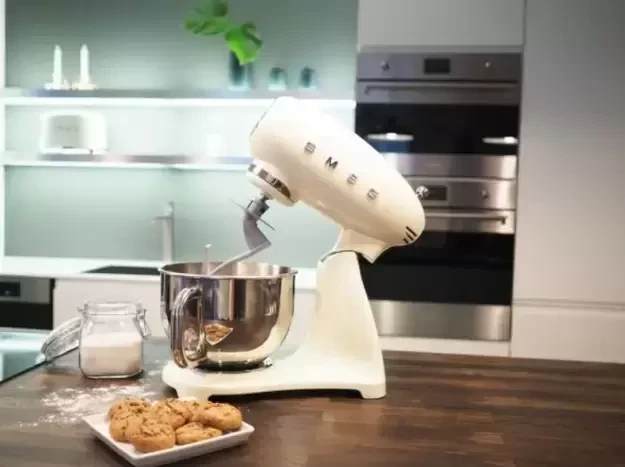 Kuhinjski robot SMEG SMF03CREU