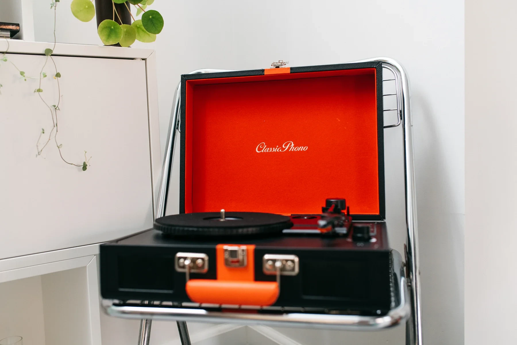 Klasični retro gramofon LENCO TT-110BKRD ploče se mogu reprodukovati na tri različize brzine