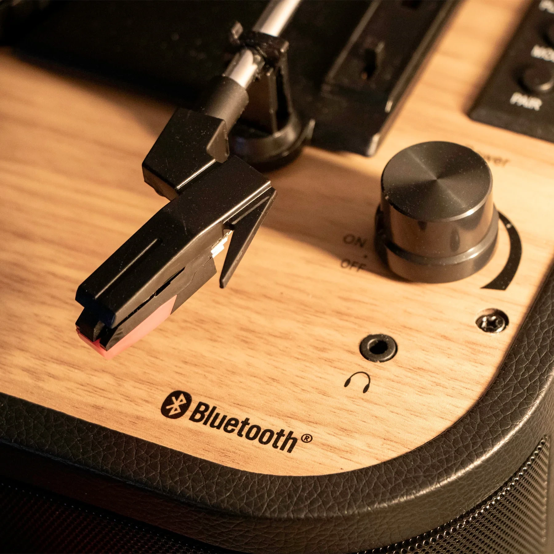Klasični gramofon u retro koferu sa snimačem LENCO TT-116BK posjeduje bluetooth i AUX povezivanje za prenos muzike