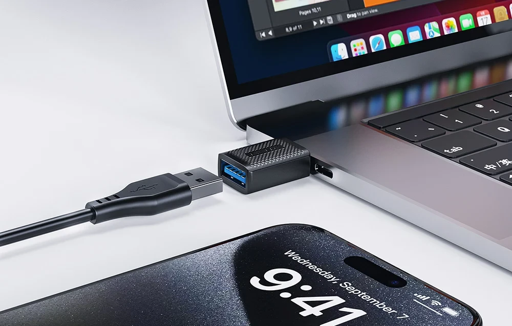 Adapter USB-A na USB-C ACEFAST J1 spojen na laptop – povezivanje USB uređaja s MacBookom