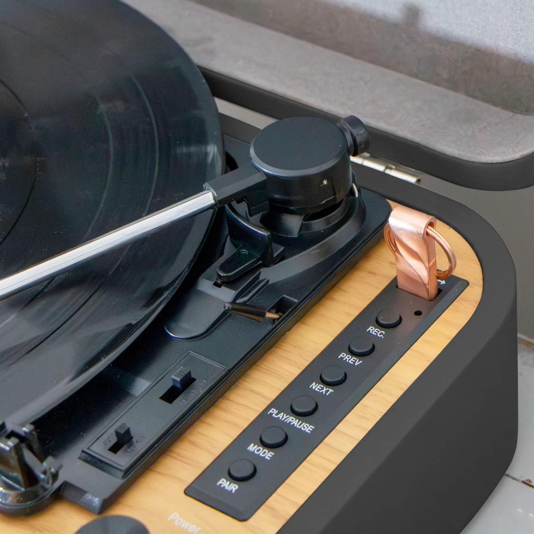 Klasični gramofon u retro koferu sa snimačem LENCO TT-116BK omogućava lako povezivanje