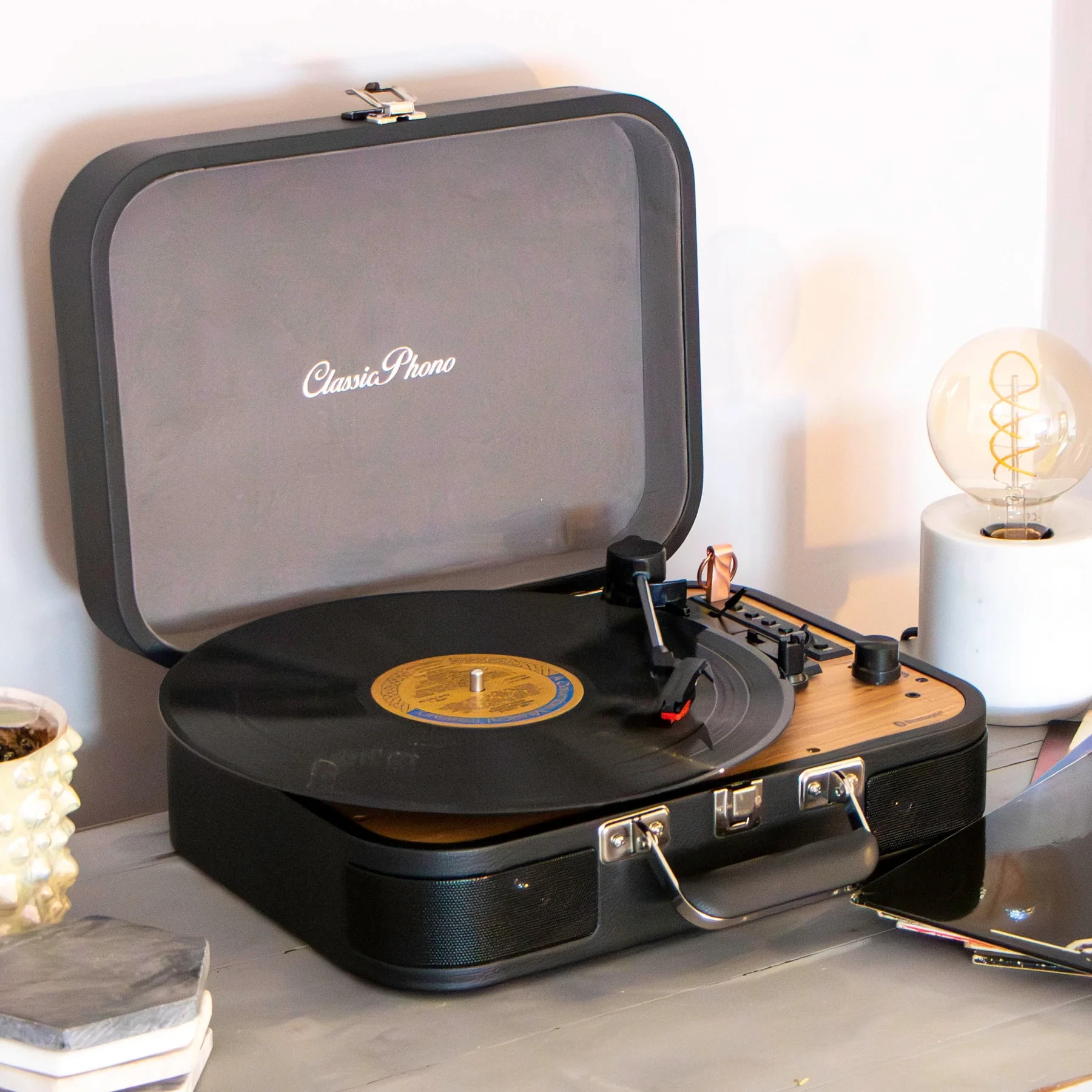 Klasični gramofon u retro koferu sa snimačem LENCO TT-116BK sa elegatnim retro dizajnom