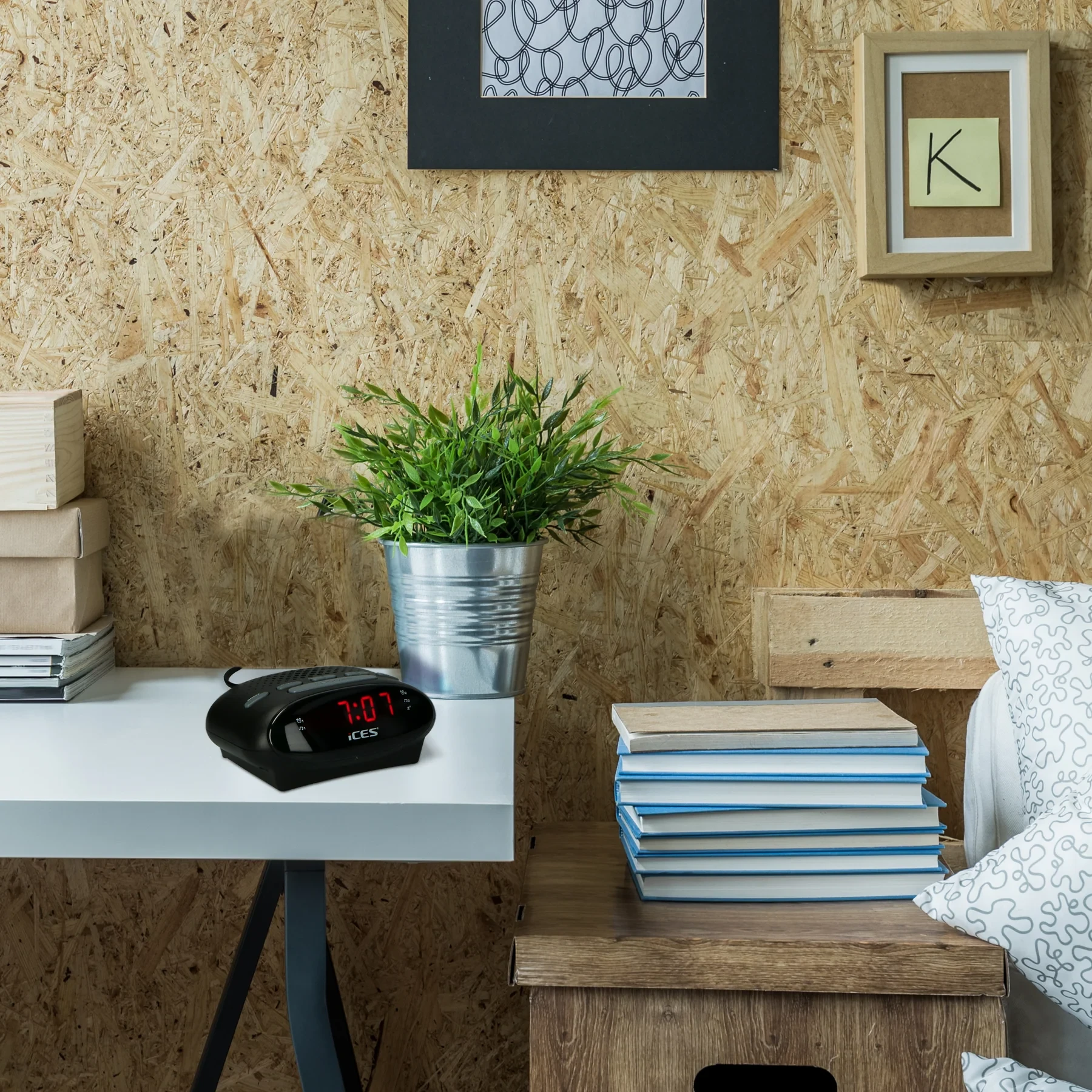 Digitalni sat sa alarmom i FM radiom ICES ICR-210 crni