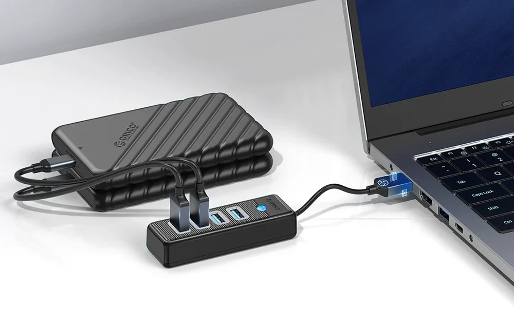 USB-A HUB ORICO 15cm 4u1, opremljen sa 4 porta