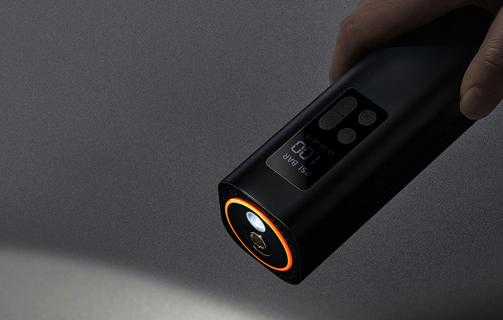 Mini auto kompresor BASEUS 12V s uključenim LED svjetlom za noćnu upotrebu.