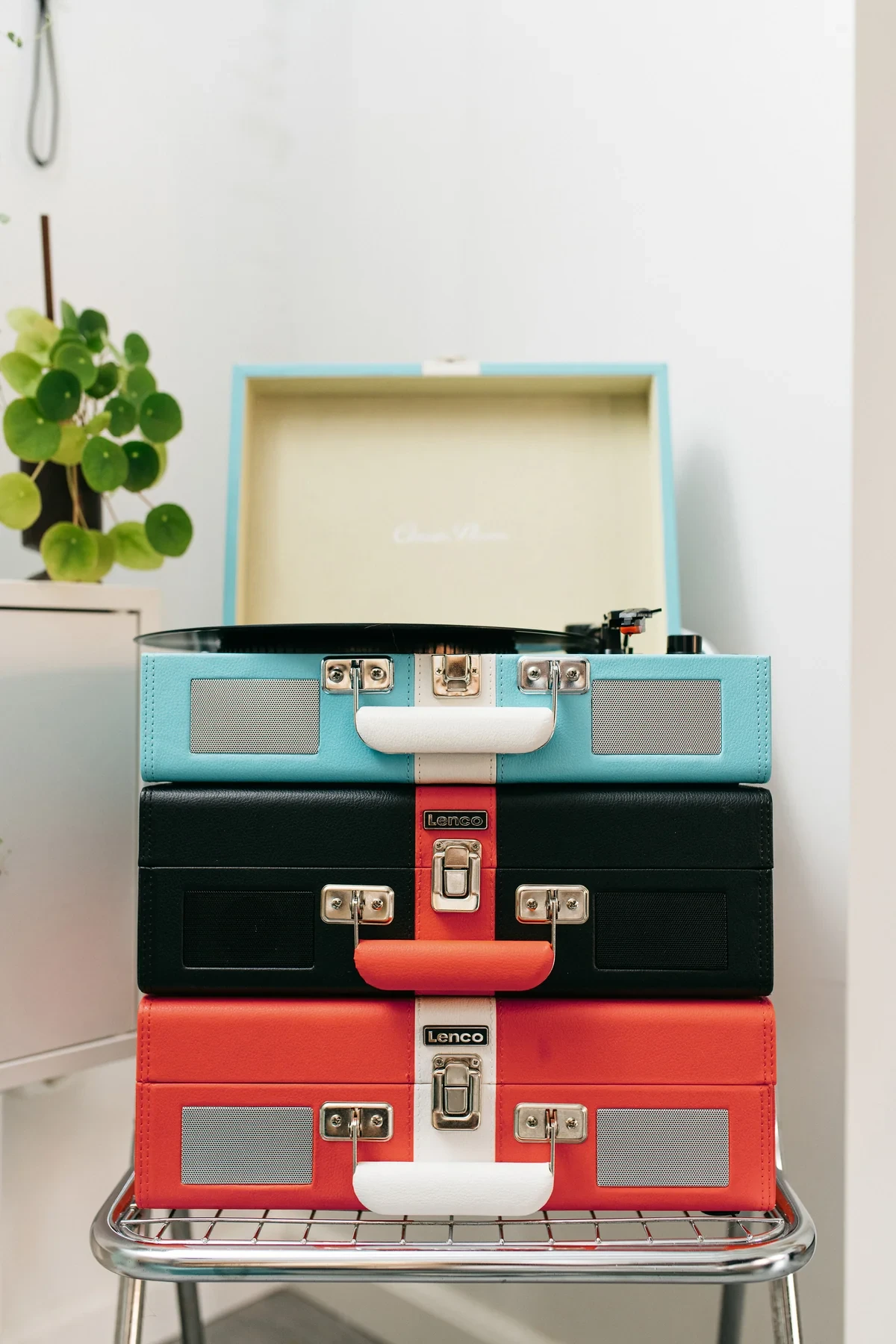 Klasični retro gramofon LENCO TT-110RDWH