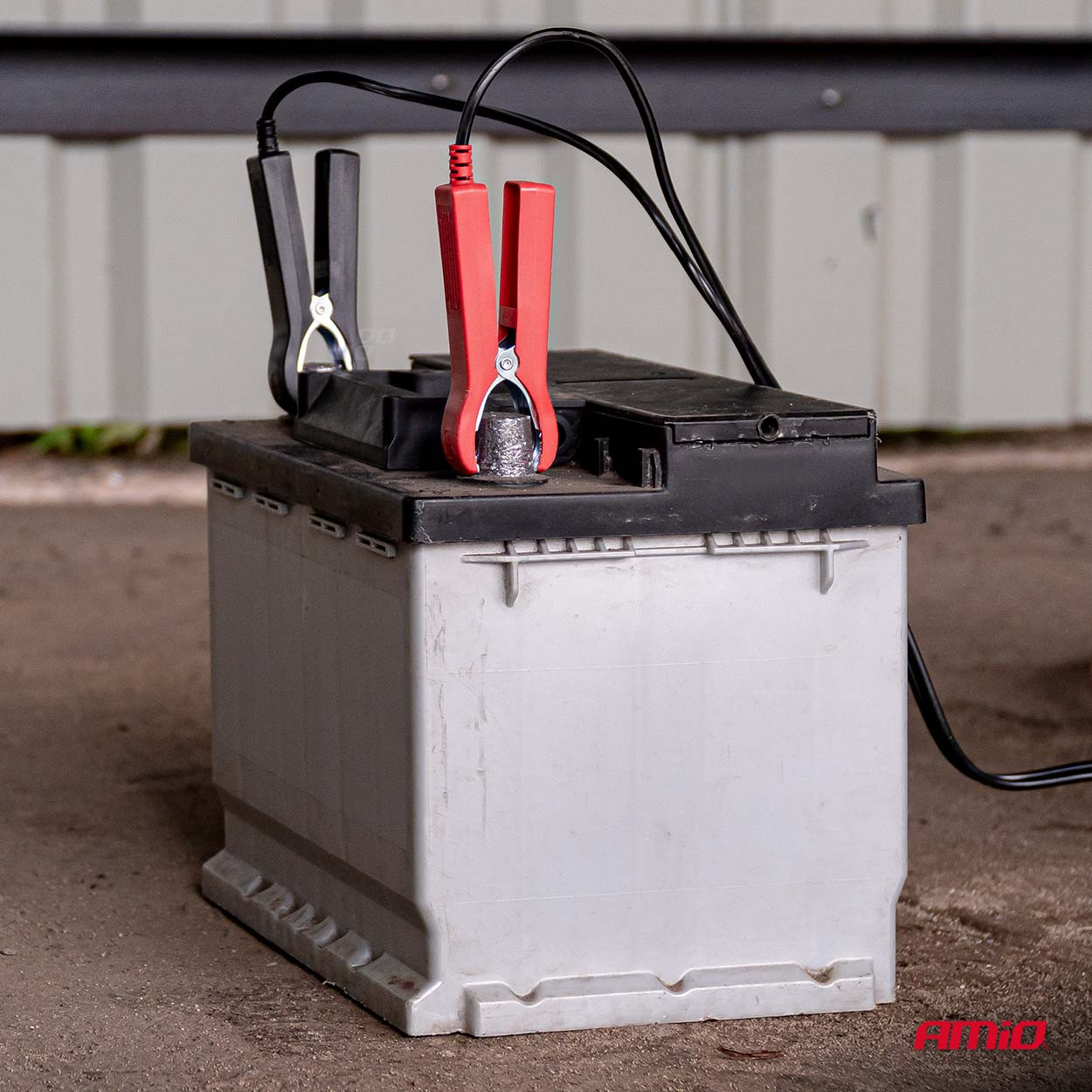 Pametni digitalni punjač auto akumulatora AMIO 6/12V 4A