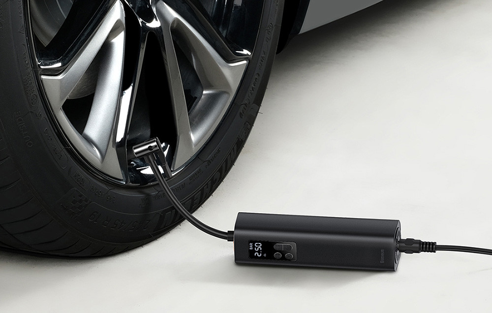 Mini auto kompresor BASEUS 12V na podu, napuhava gumu automobila.