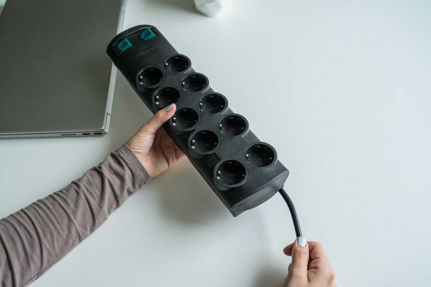 Produžni kabal sa 10 utičnica BRENNENSTUHL 2m crni