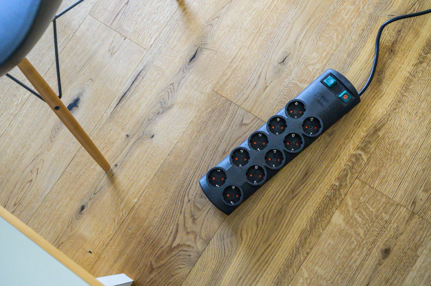 Produžni kabal sa 10 utičnica BRENNENSTUHL 2m crni