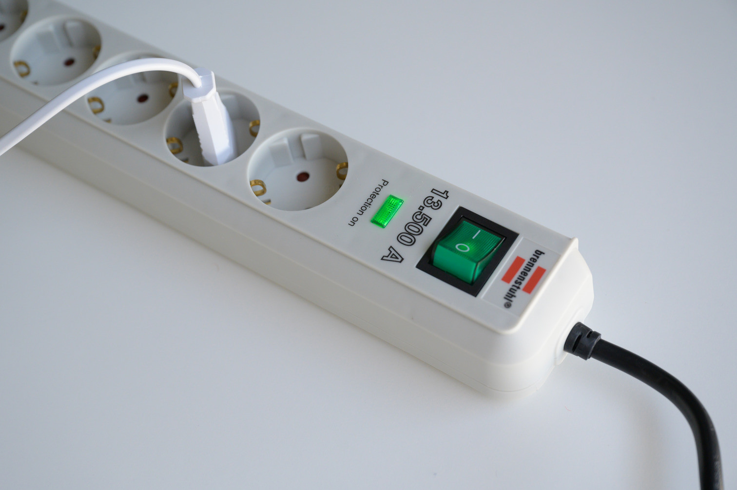 Produžni kabal sa prenaponskom zaštitom 6 utičnica BRENNENSTUHL 1.5m