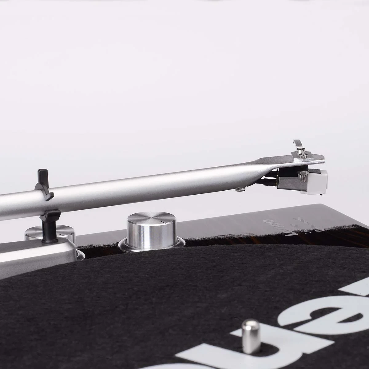 Drveni tamno smeđi gramofon LENCO LBT-188WA