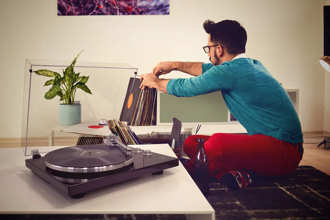 Drveni tamno smeđi gramofon LENCO LBT-188WA