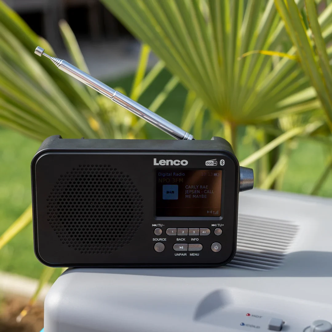 Prijenosni FM radio sa LCD ekranom LENCO MPR-035BK crni