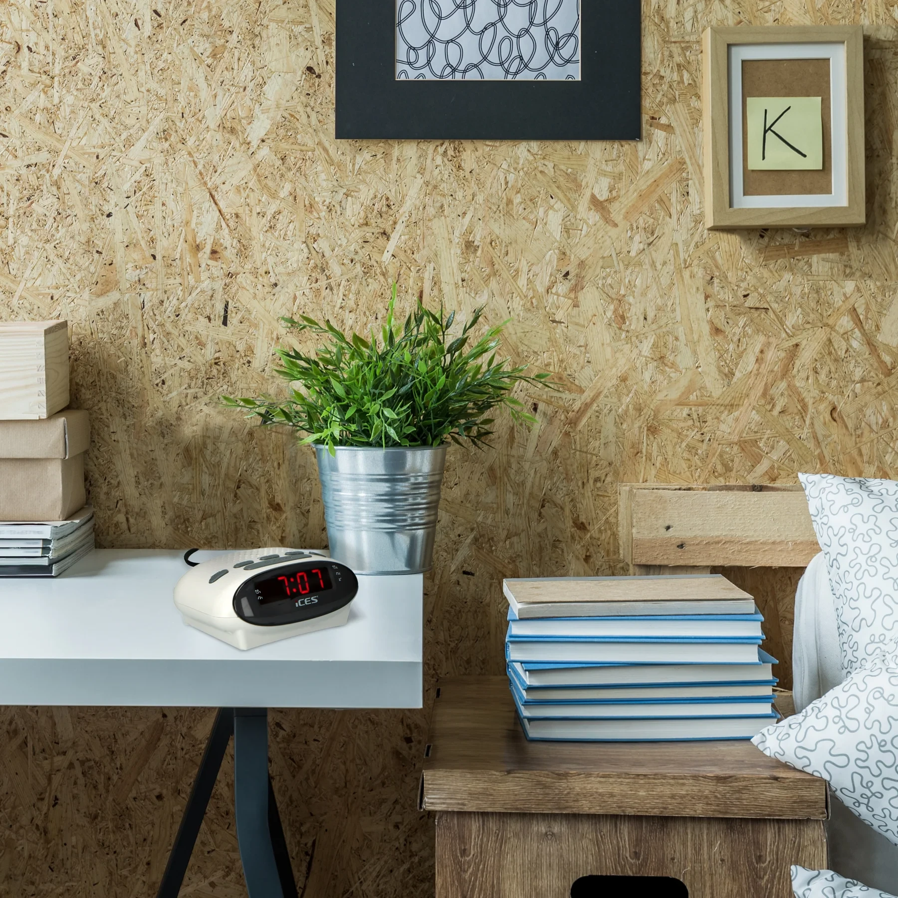 Digitalni sat sa alarmom i FM radiom ICES ICR-210 bijeli