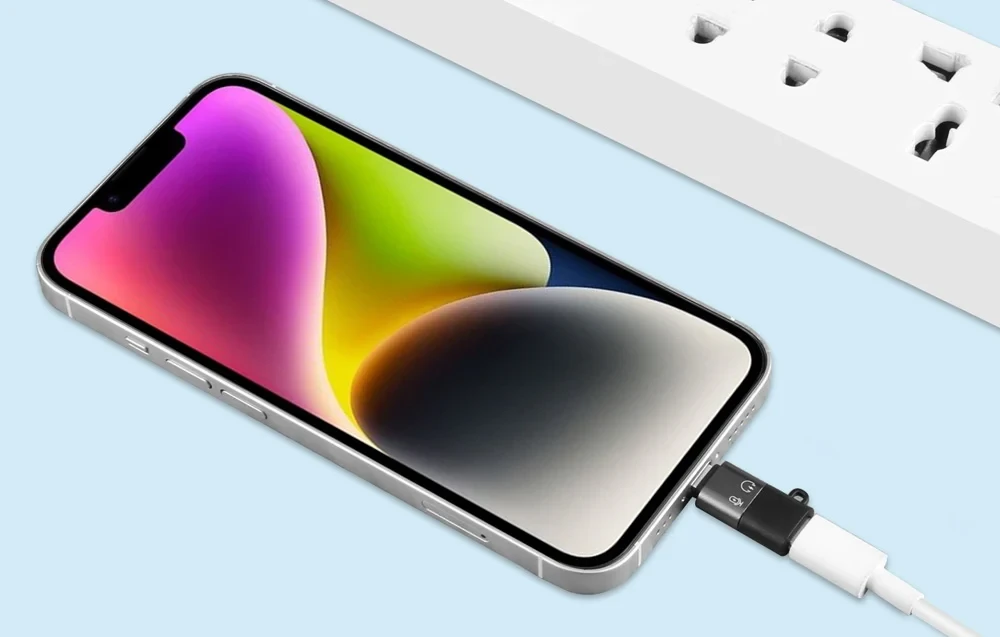 OTG adapter USB-C na Lightning PULUZ priključen na iPhone tokom punjenja