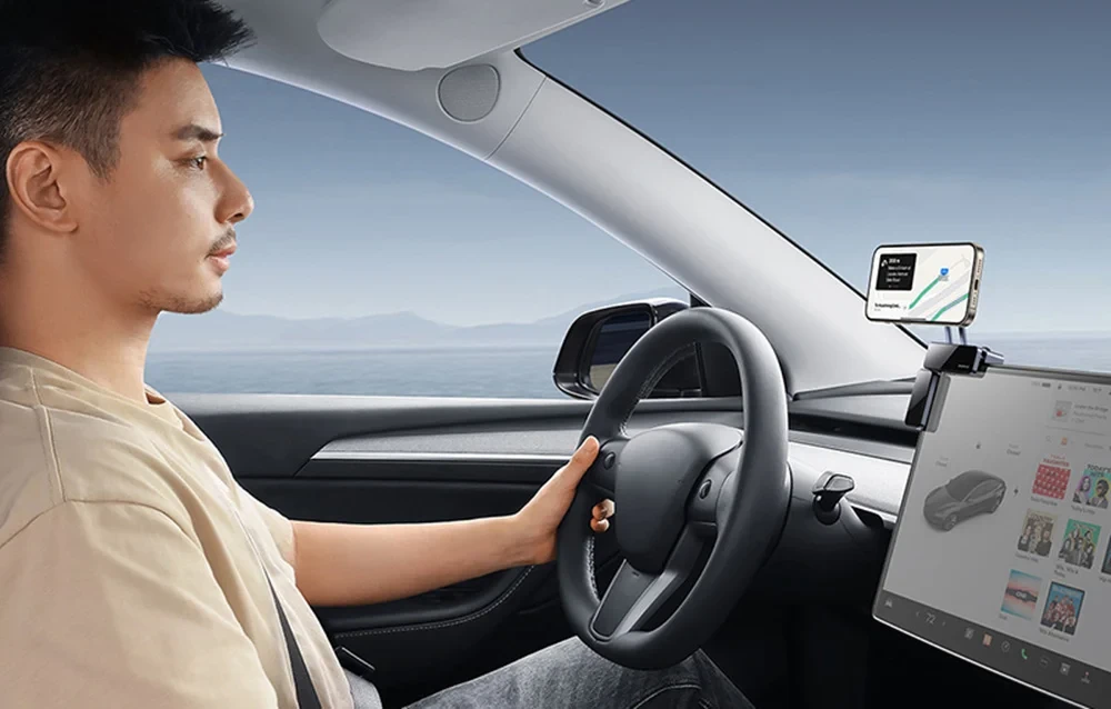 Magnetni auto nosač za telefon na ekran BASEUS MAXVIEW u upotrebi tokom vožnje, s muškarcem koji prati navigaciju.