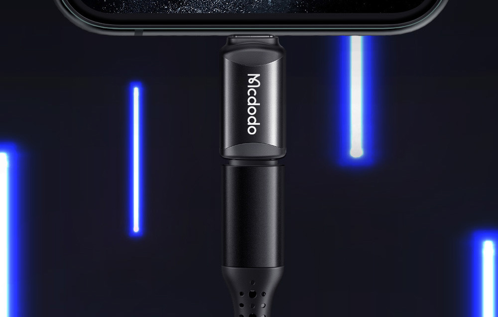 Adapter USB-C na Lightning MCDODO priključen na iPhone – fokus na stabilan prijenos podataka