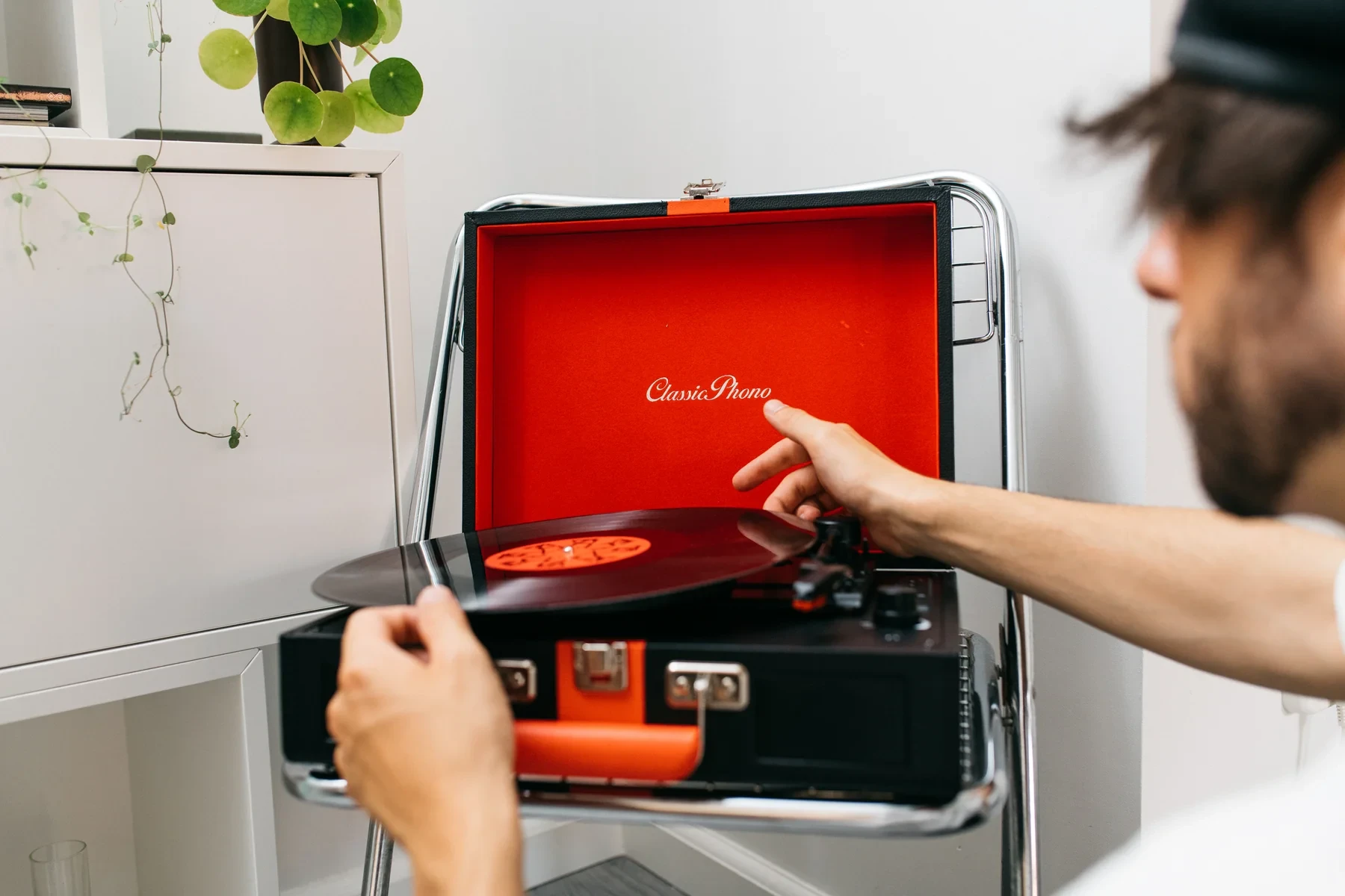 Klasični retro gramofon LENCO TT-110BKRD pogodan za sve gramofonske ploče