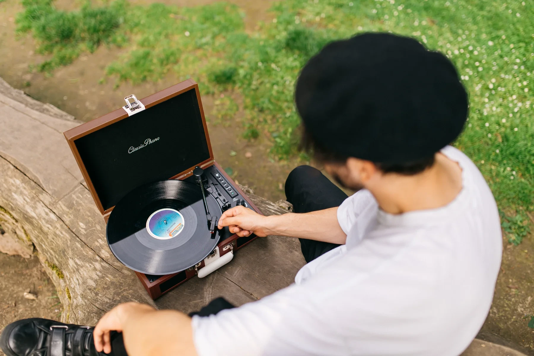 Retro gramofon LENCO TT-120 sa zvučnicima i baterijom, pogodno za sve veličine gramofonski ploča