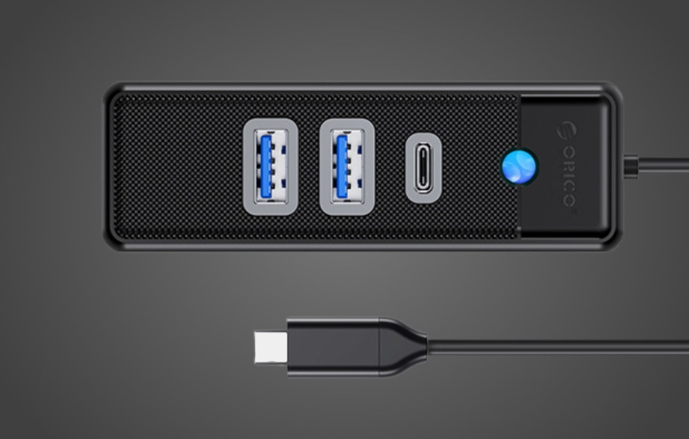 OTG USB-C HUB ORICO PWC2U-C3 snimljen odozgo, s tri priključka i Type-C kablom