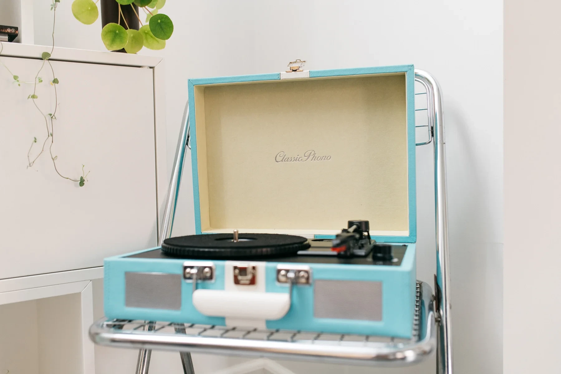 Klasični retro gramofon LENCO TT-110BUWH može se reprodukovati na tri različite brzine