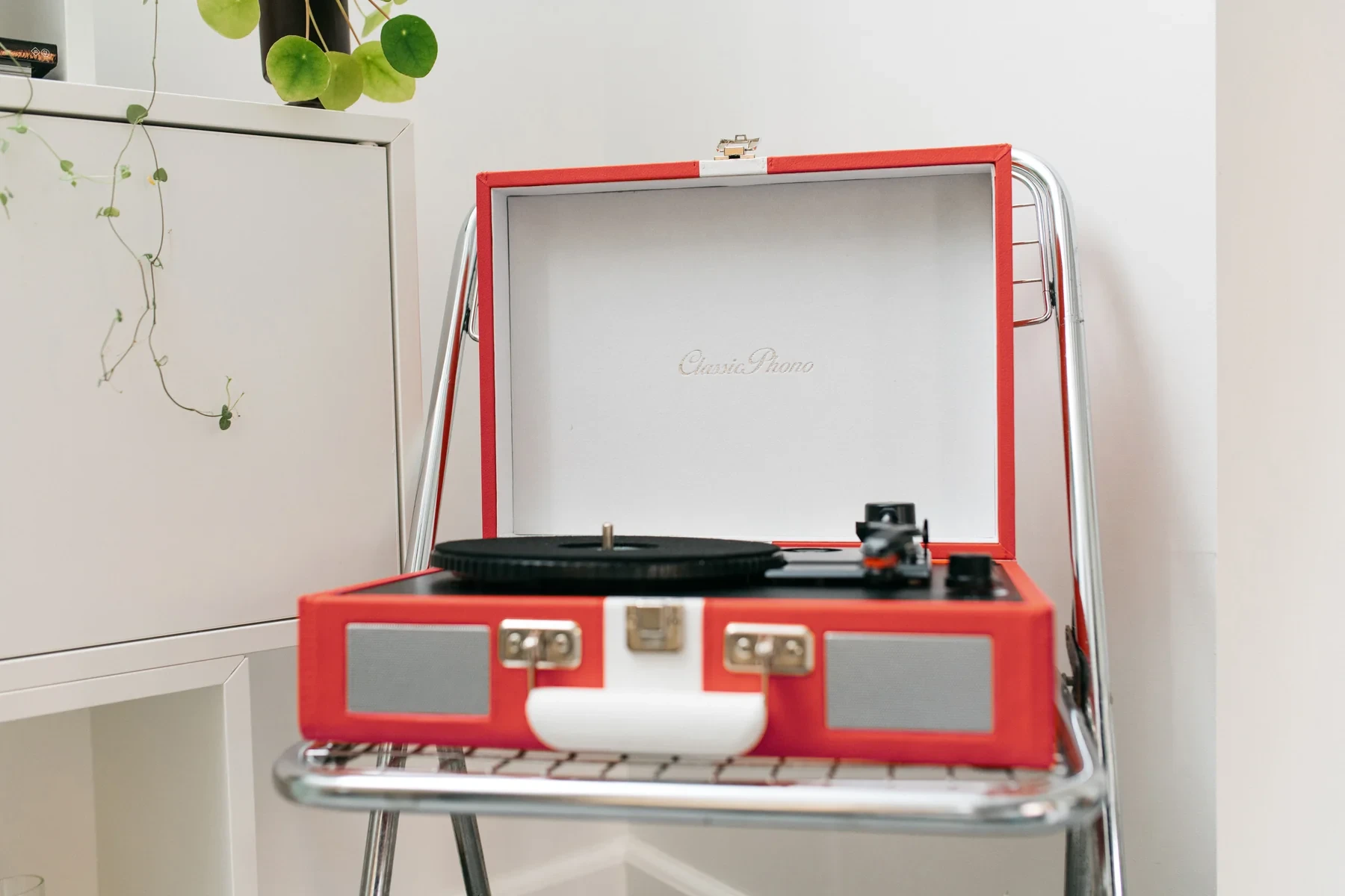 Klasični retro gramofon LENCO TT-110RDWH može se reprodukovati na tri različite brzine