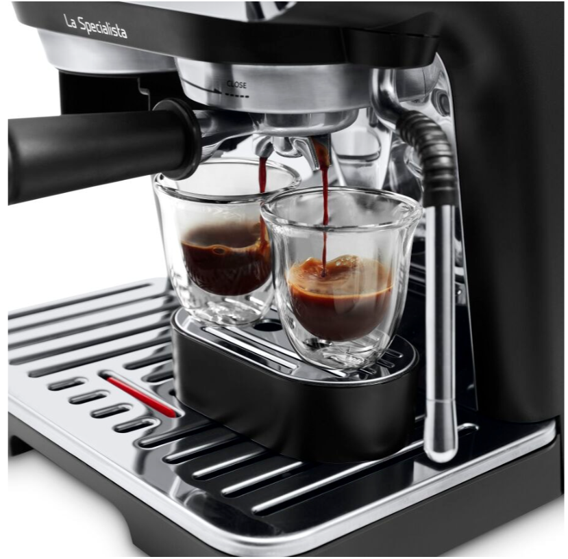 Aparat za kafu DELONGHI EC9115.WAB tokom pripreme espressa u dvije šoljice