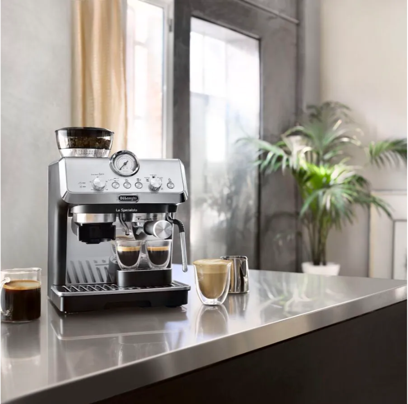 Aparat za kafu DELONGHI EC9115.WAB u kuhinji s pripremljenim espressom i cappuccinom