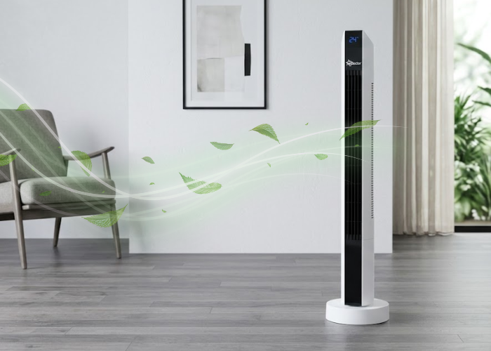 Bijeli moderni stupni ventilator s LED ekranom i grafičkim prikazom svježeg zraka sa zelenim listićima u interijeru.