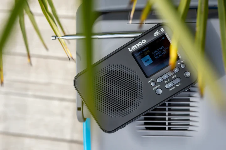 Prijenosni FM radio sa LCD ekranom LENCO MPR-035BK crni