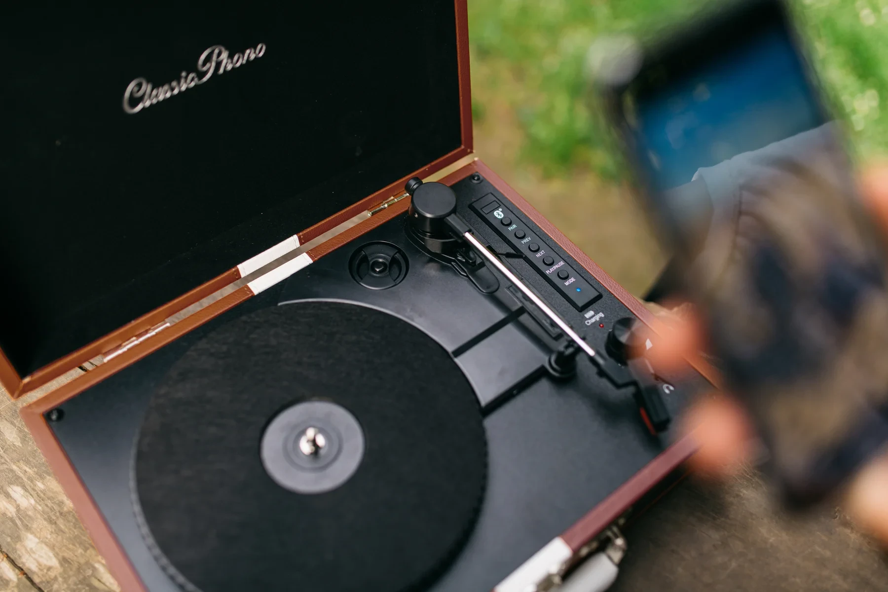Retro gramofon LENCO TT-120 sa zvučnicima i baterijom, povezivanje sa telefonom putem bluetooth