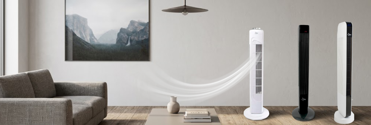 Tri modela modernih stupnih ventilatora u bijeloj, crnoj i crno-bijeloj boji u uređenom dnevnom boravku.