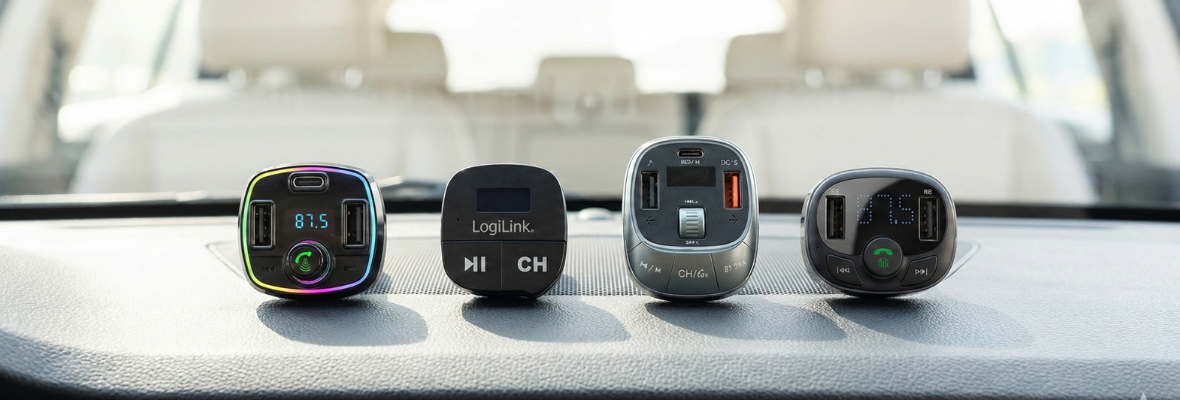 Četiri različita modela FM transmitera za automobil sa digitalnim ekranima poredani na instrument tabli.