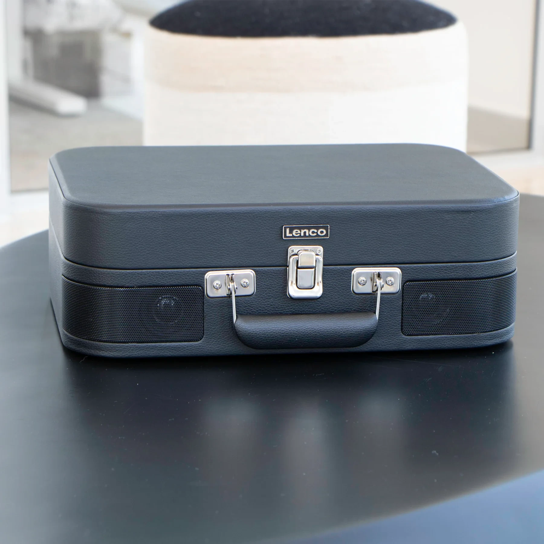 Klasični gramofon u retro koferu sa snimačem LENCO TT-116BK može se otvoriti i zatvoriti