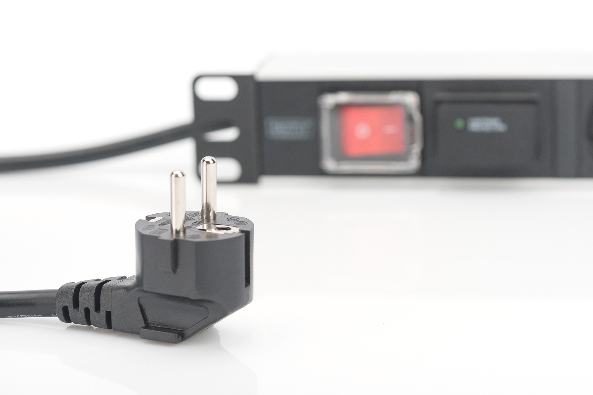 Produžni kabal sa prenaponskom zaštitom za rack ormar sa 7 utičnica 2m DIGITUS DN-95407