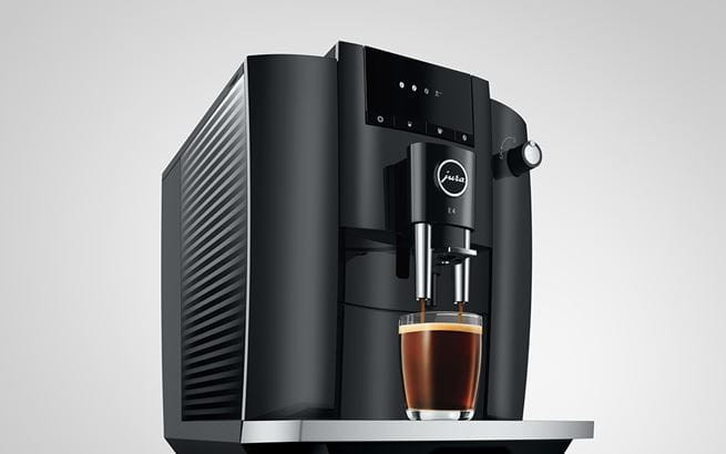 Aparat za kafu JURA E4 – elegantan crni dizajn s espressom u pripremi