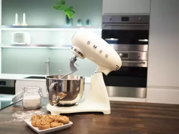 Kuhinjski robot SMEG SMF03CREU