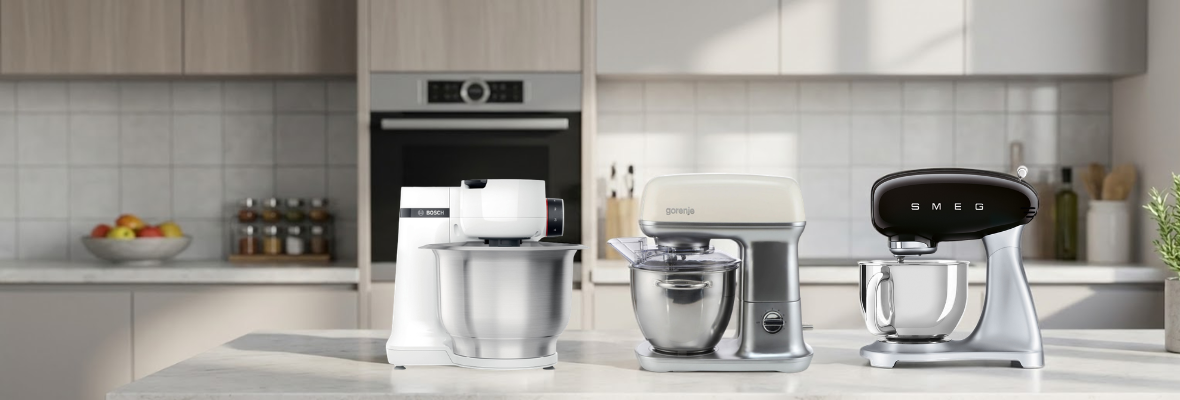 Tri kuhinjska robota različitih marki: crni Smeg, bijeli Gorenje i bijeli Bosch, poredani jedan do drugoga.