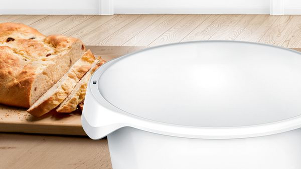 Kuhinjski robot BOSCH MUMS2AW00 dolazi s praktičnom plastičnom posudom idealnom za miješanje većih količina tijesta.
