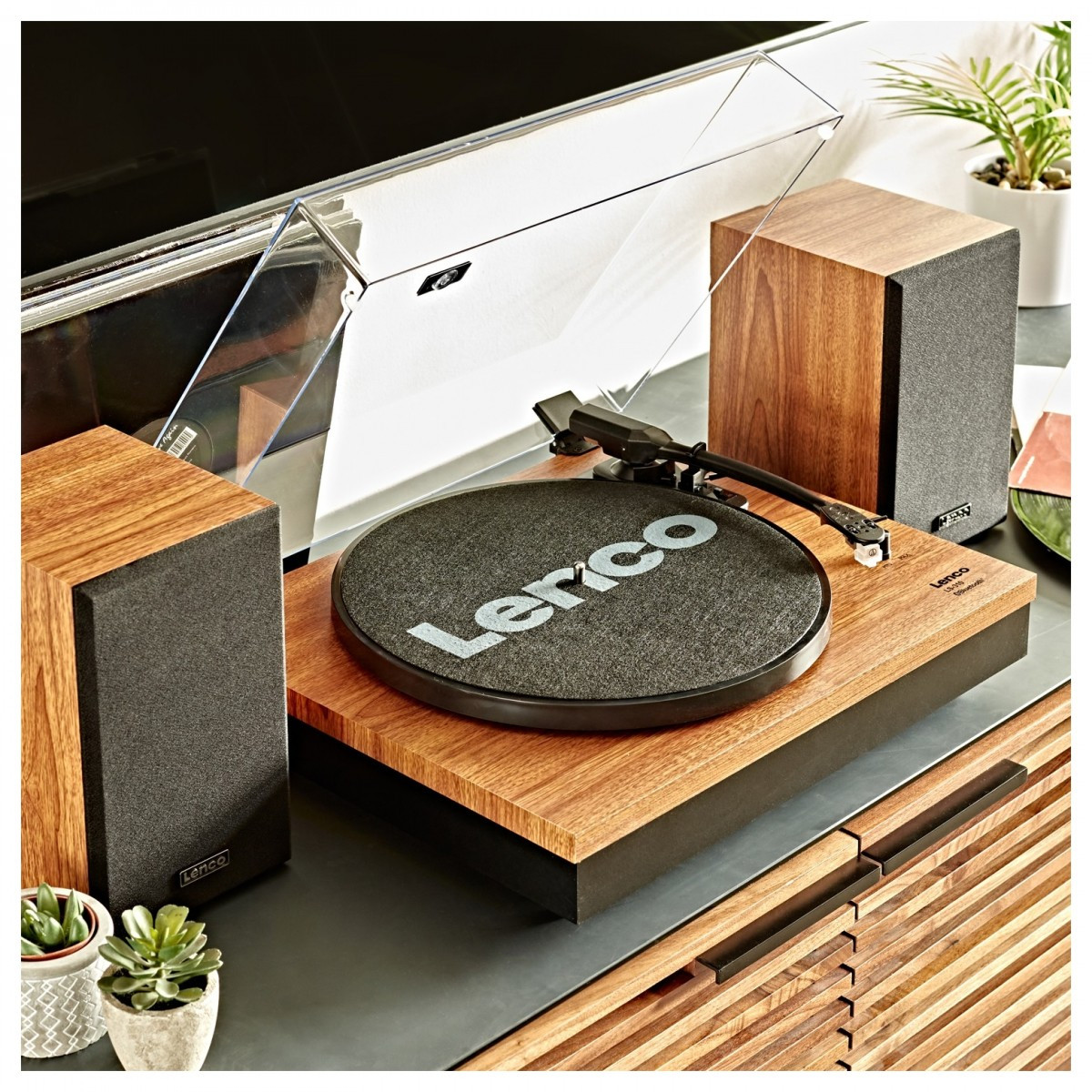 Retro drveni gramofon sa bluetooth zvučnicima LENCO LS-310WD, prozirni poklopac čuva gramofon od prašine