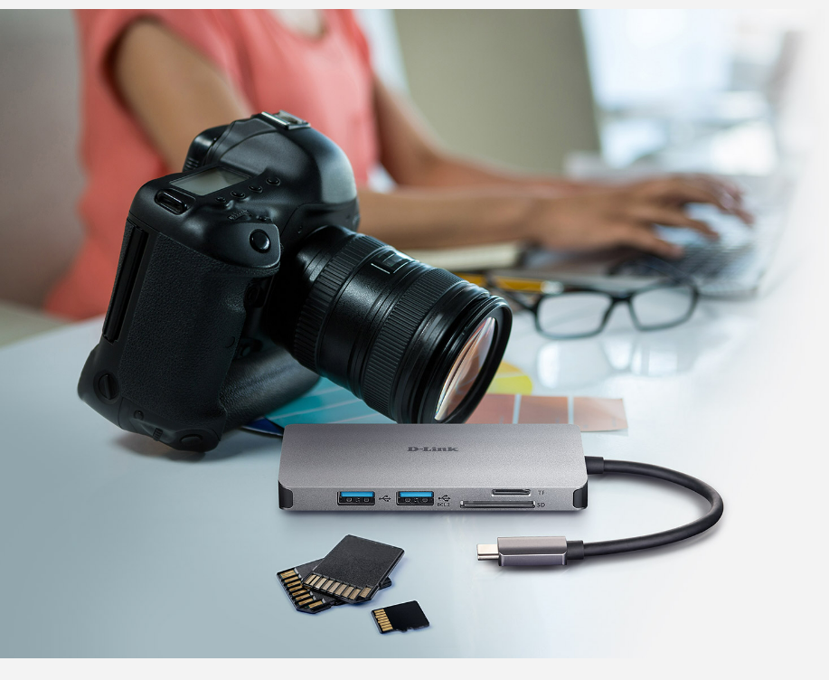 Multiport D-LINK DUB-M810 8u1 spojen s kamerom i memorijskim karticama