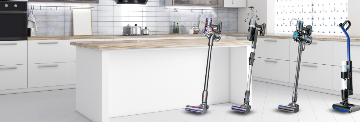 Bežični štapni usisivači postavljeni u modernoj bijeloj kuhinji